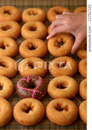 Chocolate donuts 13762102
