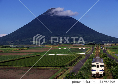 Local train at Ibukura Bosakizaki Line running back to Kamiakudake Local train at Ibukura Bosakizaki Line running back to Kamiakudake 13762196