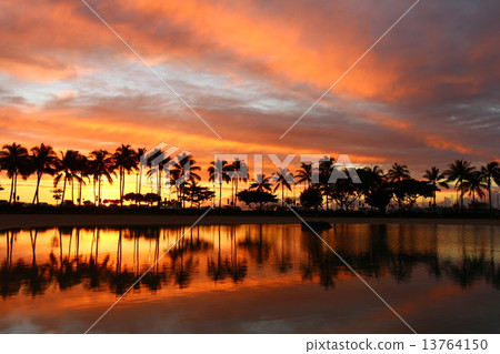 從瓦胡島希爾頓夏威夷村潟湖的黃昏 13764150