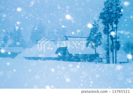 新潟縣柏崎市高柳町Oginoshima村茅草屋和雪落下 13765521