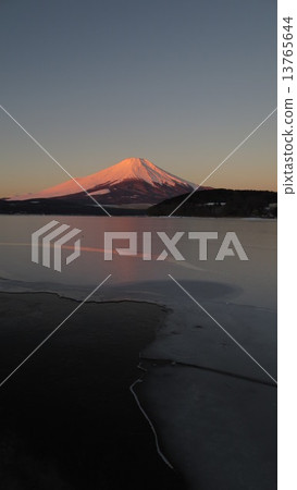 20150202 Red Mt. Fuji on the ice from Yamanakako Plain 13765644