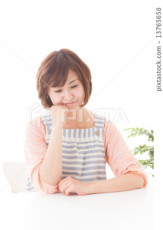 rest one's chin in one's hands, worried, worry 13765658