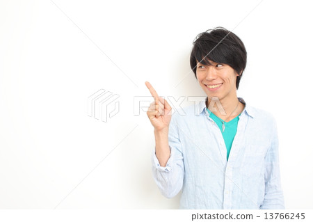 一名20歲的男子指著一根手指 一名20歲的男子指著一根手指 13766245