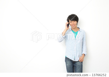 二十多歲的男性使用智能手機 二十多歲的男性使用智能手機 13766252