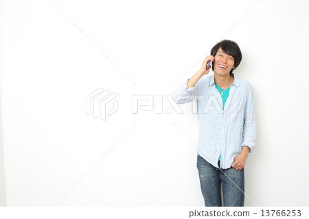 二十多歲的男性使用智能手機 二十多歲的男性使用智能手機 13766253