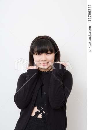 一名年輕女子支持 一名年輕女子支持 13766275