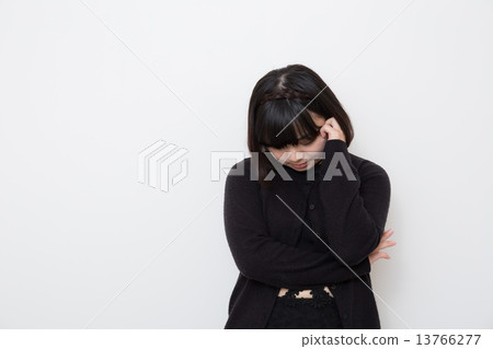 不適的年輕女子 不適的年輕女子 13766277