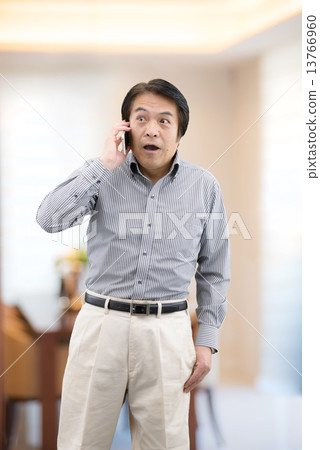 站立在家居住的便衣的中年人 13766960