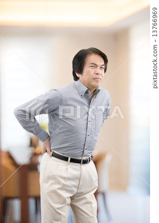 站立在家居住的便衣的中年人 13766969