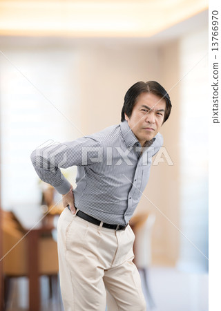 站立在家居住的便衣的中年人 13766970
