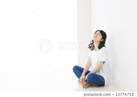 young woman      13774752