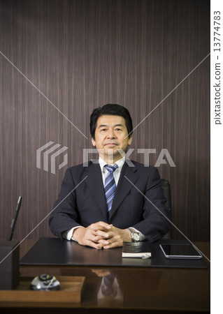 Businessman middle man Businessman middle man 13774783