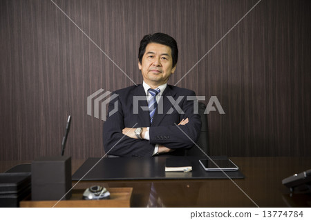 Businessman middle man Businessman middle man 13774784