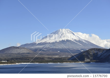 從Motosu湖的富士山雪景 從Motosu湖的富士山雪景 13776700