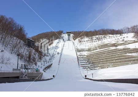 Okurayama跳躍體育場在冬天 13776842