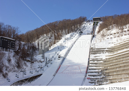 Okurayama跳躍體育場在冬天 13776848