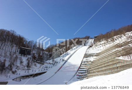 Okurayama跳躍體育場在冬天 13776849