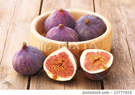 图库照片: fresh figs on wooden table
