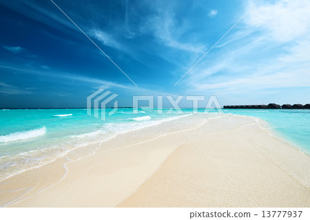 Beautiful beach with sandspit at Maldives 13777937