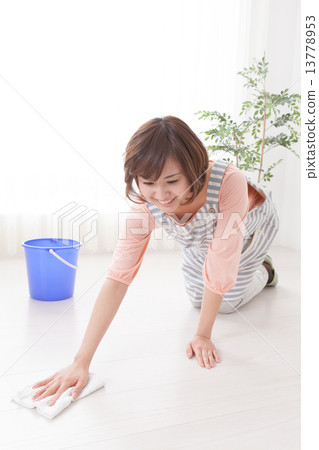 wiping clean, person, grinning 13778953