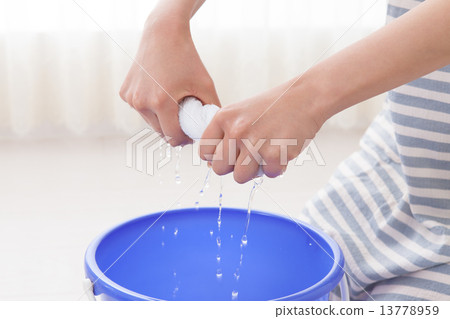 squeeze, wring, washcloth 13778959