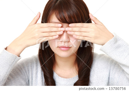 遮住眼睛的女人 13780756
