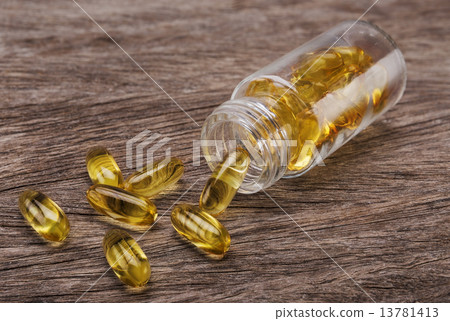 Tablets vitamin E in a glass tank. Fish oil. 13781413