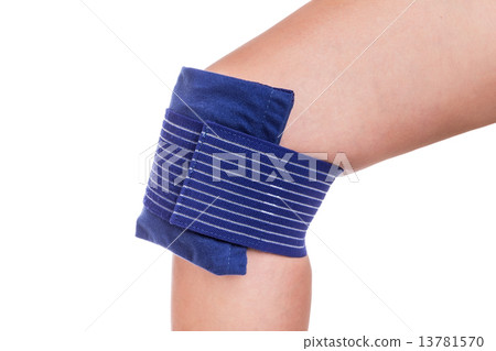 Cooling the injured knee. Sports injuries. Cooling the injured knee. Sports injuries. 13781570