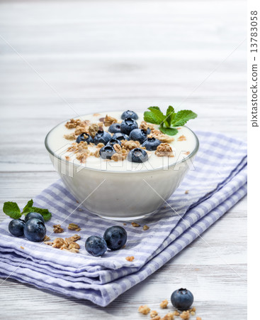 Blueberry yoghurt with muesli 13783058