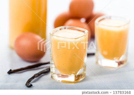 egg liqueur 13783168