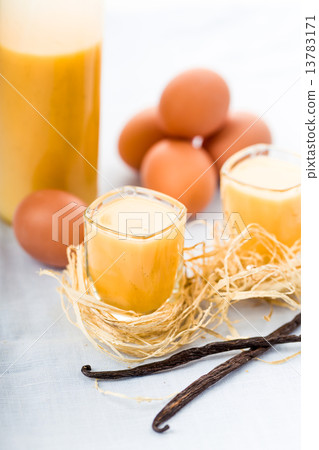 egg liqueur 13783171