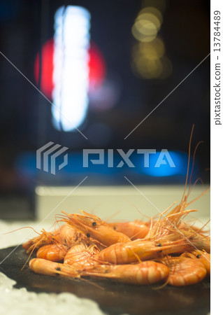 Prawns on ice in restaurant 13784489
