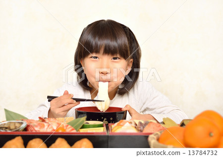Girls eating noodles 13784732