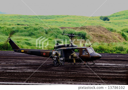 Huey UH-1J(多用途直升機)和摩托車用於偵察2014富士一般火力練習 Huey UH-1J(多用途直升機)和摩托車用於偵察2014富士一般火力練習 13786102