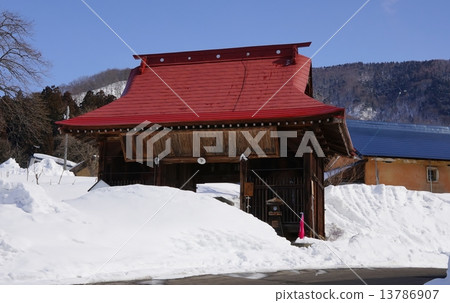 Shinshu Kosuge Shrine Winter in the mountain gate 13786907