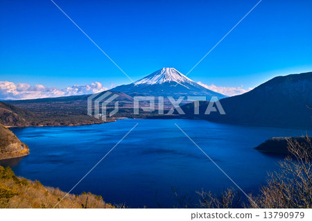 從本栖湖的富士山的風景和從1000日元的票據拍攝地點晴朗 13790979