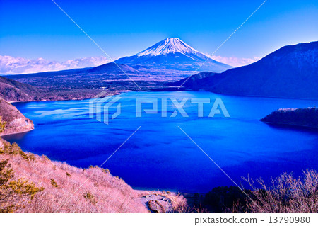 從本栖湖的富士山的風景和從1000日元的票據拍攝地點晴朗 13790980