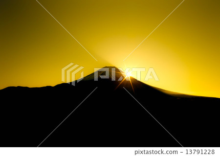 Sunrise from Yamanashi prefecture side and Mt. Fuji 13791228