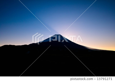 Fuji just before the sunrise seen from the Yamanashi prefecture side 13791271