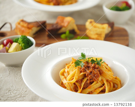 Lunch with dessert with Bolognese and hot vegetables 13792138