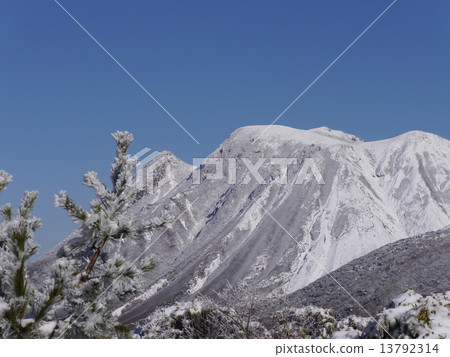 Mt. Minamata in winter 13792314