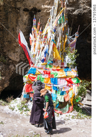 China · Sichuan Province Shogakuji Kilti · Gompa The pilgrims of the Shogakuji Canyon 13795968