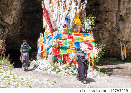 China · Sichuan Province Shogakuji Kilti · Gompa The pilgrims of the Shogakuji Canyon 13795969