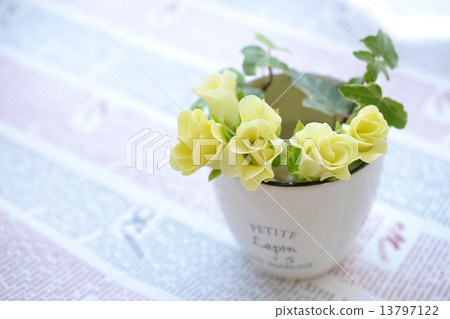 Julian decorated with an enamel bowl 13797122