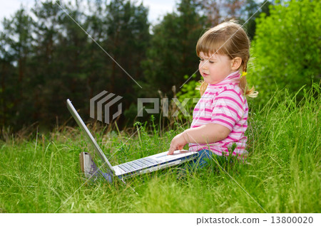 Little girl with laptop 13800020