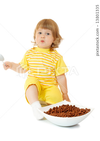 Small girl eat corn flakes Small girl eat corn flakes 13801335