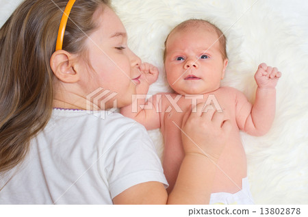 Baby with her sister 13802878