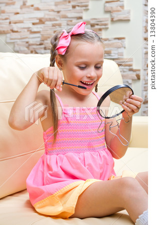 Little girl does makeup Little girl does makeup 13804390