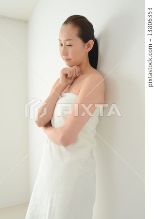 一個女人穿著浴巾 13806353