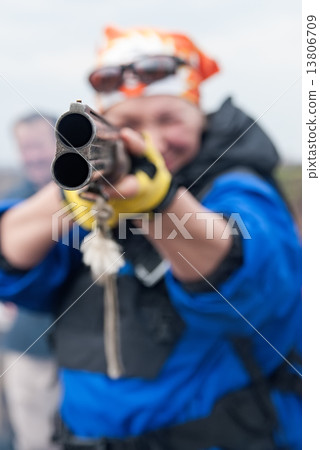 woman aiming a gun 13806709